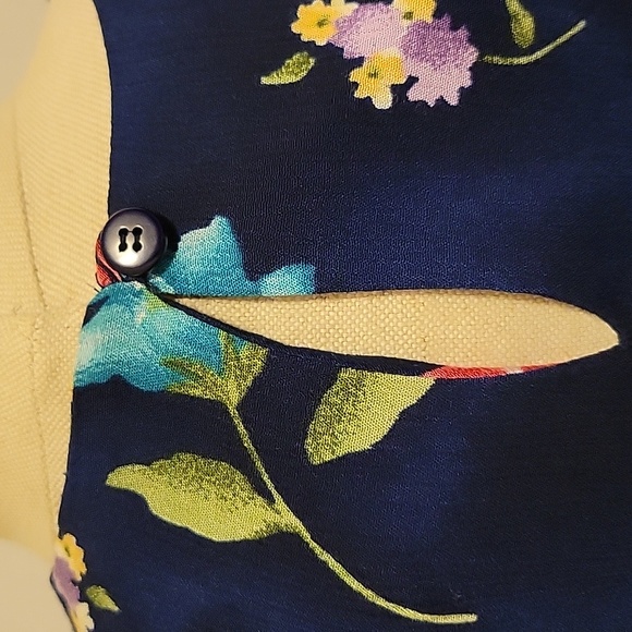 NWT: Jaclyn Smith Floral Keyhole Neck Shirt - Picture 6 of 9